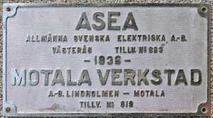Gemeinschaftliches Fabrikschild Asea, Västerås: Fabriknummer: 883, Baujahr: 1936, und Motala Verkstad, Lindholmen: Fabriknummer: 819, Baujahr: 1936, Messingguss, rechteckig, verchromt, Riffelgrund mit Rand. BxH = 370 x 200 mm. Das Schild ist von der SJ D433.