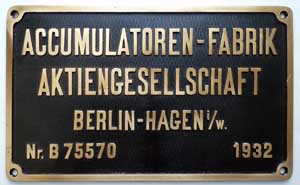 Fabrikschild Accumulatoren-Fabrik, Berlin-Hagen, Fabriknummer: B 75570, Baujahr: 1932. BxH = 350 x 210mm, Messingguss rechteckig, Riffelgrund mit Rand. BxH =  x  mm. Das Schild ist von der DRG 701 419, DB Augsburg 6200, DB 703 005-9.