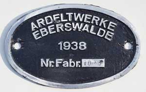 Fabrikschild Ardeltwerke Eberswalde, Fabriknummer: 1025, Baujahr: 1938, Aluminiumguss oval, Riffelgrund mit Rand (GAlmR). Das Schild ist von einem Dampfkran der CFR.