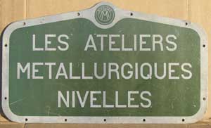 Fabrikschild Ateliers Metallurgiques Nivelles, Aluminiumguss. Das Schild ist von einer SNCB 72. BxH = 580 x 340mm.
