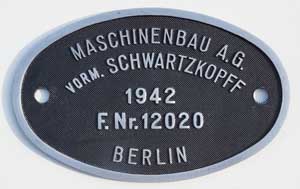 Fabrikschild Maschinenbau A.G., Schwartzkopff. Fabriknummer: 12020, Baujahr: 1942, Aluminiumguss oval, Riffelgrund mit Rand (GAlmR). Das Schild ist von der DRB 86 780.