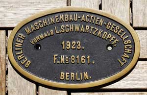 Fabrikschild BMAG, Fabriknummer: 8161, Baujahr: 1923. Messingguss oval, Riffelgrund mit Rand. Das Schild ist von der  DRG/dRo 94 1561. BxH = 212 x 122 mm