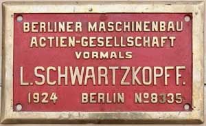 Fabrikschild Berliner Maschinenbau AG, vormals L. Schwartzkopff (BMAG), Fabriknummer: 8335, Baujahr: 1924, Messingguss, rechteckig, Riffelgrund mit Rand, von CFOA 481, ex G10. 410 x 244 mm