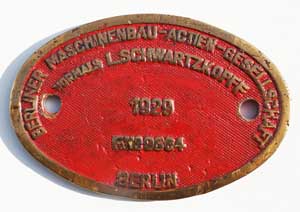 Fabrikschild BMAG Berlin, Fabriknummer: 9664, Baujahr: 1929. Messingguss oval, Riffelgrund mit Rand (GMsmR). Das Schild ist von einer 2C1, 1000 mm, der E.B.R. (Eastern Bengal Railway, Britisch-Indien)