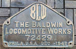 Fabrikschild Baldwin Locomotive Works, Philadelphia, U.S.A. Fabriknummer: 72429, Baujahr: 1945. Messingguss in Sonderform, glatt mit Rand. BxH = 372 x 243 mm. Das Fabrikschild ist von einer Dampflok aus Frankreich. S.N.C.F. 141 R 616. Besonderheit: gebogenes Schild von der Rauchkammer.