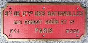 Fabrikschild Batignolles, Paris: Fabriknummer: 2126, Baujahr: 1924. Messingguss, rechteckig, Riffelgrund mit Rand. BxH = 560 x 250 mm. Das Schild ist von der TCDD 45.513, ex. Orientbahn 253.