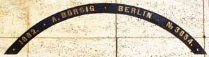 Fabrikschild Borsig, Fabriknummer: 3854, Baujahr: 1882, Messingguss, gebogen. Das Schild ist vom Radkasten einer 2'Bn2, 1435 mm, Litra A-133, der Dänischen Staatsbahn