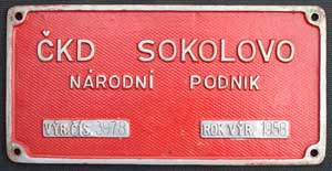 Fabrikschild CKD Sokolovo: Fabriknummer 3978, Baujahr: 1958. Aluminiumguss rechteckig, grober Riffelgrund mit Rand. BxH = x mm.