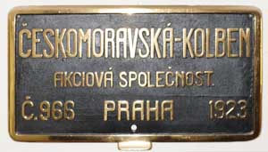 Fabrikschild Českomoravsk Kolben, Akciov Společnost. Fabriknummer: 966, Baujahr: 1923, Messingguss rechteckig, Riffelgrund mit Rand. Das Schild ist von der CSD 365.022.