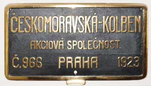 Fabrikschild Českomoravská Kolben, Akciová Společnost. Fabriknummer: 966, Baujahr: 1923, Messingguss rechteckig, Riffelgrund mit Rand. Das Schild ist von der CSD 365.022.