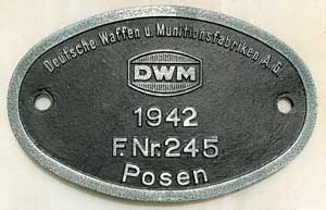 Fabrikschild DWM, (Deutsche Waffen und Munitionsfabriken) A.G., Posen: Fabriknummer: 245, Baujahr: 1942. Zinkguss, oval, Riffelgrund mit Rand. BxH = 218 x 137 mm. Das Schild ist das Tenderschild von der DRB 50 1961.