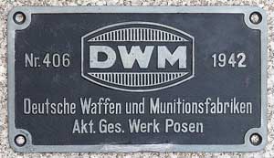 Fabrikschild DWM, Fabriknummer: 406, Baujahr: 1942, Zinkguss rechteckig, Riffelgrund mit Rand. Das Schild ist von der DRB 50 2232.