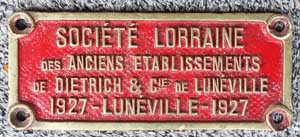 Fabrikschild De Dietrich &Cie, Luneville: Fabriknummer: 4415, Baujahr: 1927. Messingguss, oval, grober Riffelgrund mit Rand. BxH = 222 x 90 mm. Das Schild ist vom Tender der TCDD 45.505, ex. Orientbahn, Nr. 244.