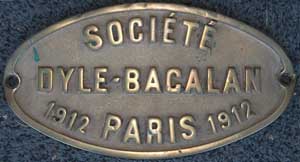 Fabrikschild Société Dyle-Bacalan. Fabriknummer: 1912, Baujahr: 1912. Messingguss oval, Riffelgrund mit Rand. (GMsO). Das Schild ist ein Tenderschild von der TCDD-45.131. BxH = 250 x 135 mm. Die Lok vor dem Tender ist von Humboldt, Fabriknummer 808.