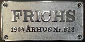 Fabrikschild Frichs, Arhus: Fabriknummer: 825, Baujahr: 1964. Messingguss rechteckig, verchromt, Riffelgrund mit Rand. BxH = 385 x 185 mm. Das Schild ist von der Dänischen DSB MH-400.