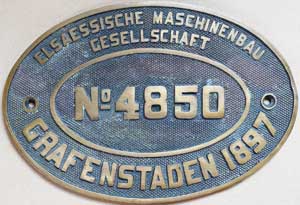 Fabrikschild Elsaessische Maschinenbau Gesellschaft, Grafenstaden. Fabriknummer: 4850, Baujahr: 1897, Messingguss oval, Riffelgrund mit Rand. Das Schild ist von einer 1'Cn2t, 1435 mm, der preußischen Staatsbahn, Cöln-1875. Später war es eine Werklok. BxH = 377 x 282 mm.