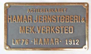 Fabrikschild Hamar, Hamar: Fabriknummer: 76, Baujahr: 1912. Messingguss rechteckig, Riffelgrund mit Rand. BxH = 330 x 190 mm. Das Schild ist von der Norwegischen NSB 249.