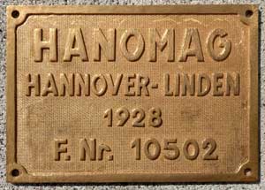 Fabrikschild Hanomag, Hannover-Linden: Fabriknummer: 10502, Baujahr: 1928. Messingguss, rechteckig, Riffelgrund mit Rand. BxH =  x  mm. Das Schild ist von der DRG 64 009.