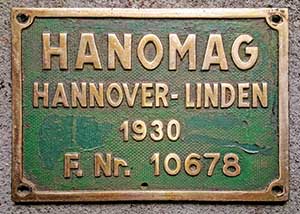 Fabrikschild Hanomag, Hannover-Linden: Fabriknummer: 10678, Baujahr: 1930. Messingguss rechteckig, Riffelgrund mit Rand. BxH = 350 x 250 mm. Das Schild ist von der BDZ 01.01.