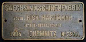 Fabrikschild Saechs. Maschinenfabrik vorm. Rich. Hartmann, Actien-Gesellschaft: Fabriknummer: 2930, Baujahr: 1908. Messingguss, rechteckig, glatt mit Rand. BxHxT = 368 x 174 x 18 mm.Das Fabrikschild ist von einer Java CC10.09.