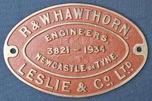 Fabrikschild R&W. Hawthorn, Leslie & Co. Ltd., Newcastle on Tyne: Fabriknummer: 3821, Baujahr: 1934. Messingguss, Raupelgrund, glatt mit Rand. BxH = 330 x 220 mm. Das Schild ist von einer 0-3-0, ST-Werklok.