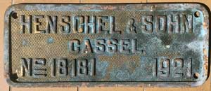 Fabrikschild Henschel & Sohn, Cassel. Fabriknummer: 1818, Baujahr: 1921. Messingguss rechteckig, Riffelgrund mit Rand. BxH =&nbsp;355 x 145 mm.