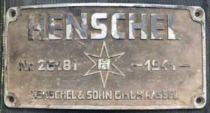 Fabrikschild Henschel. Fabriknummer: 26181, Baujahr: 1941. Zink-/Eisenguss rechteckig, Riffelgrund mit Rand. BxH = 420 x 210 mm. Das Schild ist von einer Dt, 600PS, ex BUBIAG Berlin, später Lok 556-6-14, BKK-Lauchhammer.