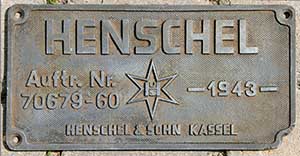 Fabrikschild Henschel, Kassel: Fabriknummer/Auftrags-Nr.: 70679-60, Baujahr: 1943. Eisenguss rechteckig, Riffelgrund mit Rand. BxH = ? x ? mm.