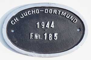 Fabrikschild C.H. Jucho, Dortmund, Fabriknummer: 185, Baujahr: 1944, Zinkguss oval, Riffelgrund mit Rand. Das Schild ist vom Tender einer DRB 52er