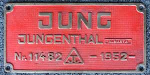 Fabrikschild Jung, Almanya. Fabriknummer: 11482, Baujahr: 1952. Messingguss rechteckig, Riffelgrund mit Rand (GMsmR). Das Schild ist von der TCDD 57.04,  Nachbau DRG 85er. BxH= 297 x 150 mm.