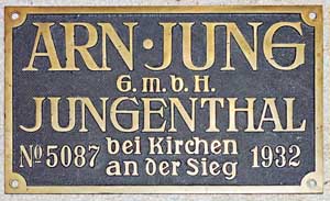 Fabrikschild Jung, Fabriknummer: 5087, Baujahr: 1932, Messingguss rechteckig, Riffelgrund mit Rand (GMsmR). Das Schild ist von der DRG 64 240
