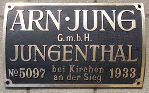 Fabrikschild Jung, Fabriknummer: 5097, Baujahr: 1933, Messingguss rechteckig, Riffelgrund mit Rand (GMsmR). Das Schild ist von der DRG 64 280, 330 x 195 mm