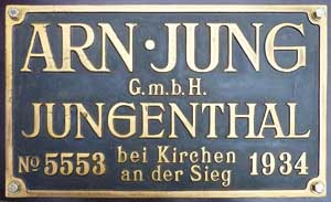 Fabrikschild Arnold Jung GmbH, Fabrik-Nr. 5553, Baujahr 1934, Messingguss mit Rand, von Bn2t, 600mm, Fasson & Diebont