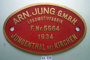 Fabrikschild Arn. Jung G.m.b.H., Jungenthal bei Kirchen. Fabriknummer: 5564, Baujahr: 1934. Messingguss oval, Riffelgrund mit Rand. BxH = 214 x 135 mm. Das schöne Fabrikschild ist von der DRG/DB 64 350.