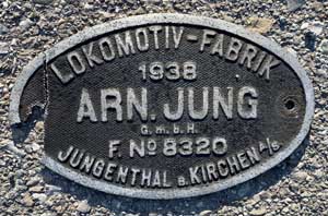 Fabrikschild Lokomotiv-Fabrik Arn. Jung G.m.b.H, Jungenthal: Fabriknummer: 8320, Baujahr: 1938. Aluminiumguss, oval, Riffelgrund mit Rand. BxH = 211 x 132 mm. Das Fabrikschild ist vom Tender der DRG 44 077.