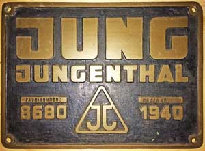 Fabrikschild Jung, Jungenthal. Fabriknummer: 8680, Baujahr: 1940. Messingguss rechteckig, Riffelgrund mit Rand. Das Schild ist von der FVE, Nr. 271.