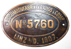 Fabrikschild Krauss-Linz, Fabriknummer: 5760, Baujahr: 1907, Messingguss oval, Riffelgrund mit Rand (GMsO). Das Schild ist von einer Bn2t, 790 mm, Hüttenwerk-Donawitz, Österreichische Alpine Montangesellschaft