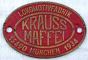 Fabrikschild Krauss Maffei, München: Fabriknummer: 15490, Baujahr: 1934. Messingguss oval, Riffelgrund mit Rand. BxH = 175 x 120mm. Das Rahmenschild ist von der DRG 63 338.