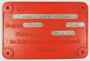 Fabrikschild Krauss-Maffei: Fabriknummer: 16263, Baujahr: 1942. Aluminumguss, rechteckig, feiner Riffelgrund mit Rand. Das Schild ist von der 1960 rekonstruierten Lokomotive 50 0031 im Reichsausbesserungswerk Stendal.