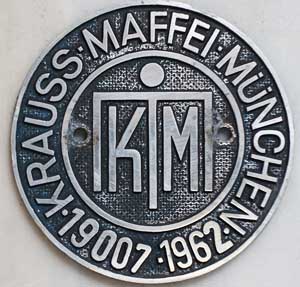Fabrikschild Krauss-Maffei, Fabriknummer: 19007, Baujahr: 1962. Aluminiumguss rund, Waffelgrund mit Rand (GAlR). Das Schild ist von der DB 221 115-9, ex DB V200 115. Durchmesser: 126mm