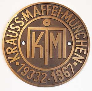Fabrikschild Krauss-Maffei Mnchen, Fabriknummer: 19332, Baujahr: 1967, Messingguss rund, feiner Riffelgrund mit Rand. Das Schild ist von der DB V160 133