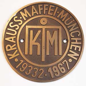 Fabrikschild Krauss-Maffei München, Fabriknummer: 19332, Baujahr: 1967, Messingguss rund, feiner Riffelgrund mit Rand. Das Schild ist von der DB V160 133