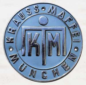 Fabrikschild Krauss-Maffei, Logo aus Messingblech, hellblau, von DB V200, spätere 220