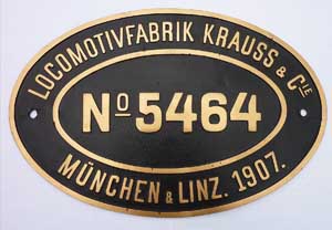 Fabrikschild Krauss & Cie., München & Linz. Fabriknummer: 5464, Baujahr: 1907, Messingguss oval, Riffelgrund mit Rand. Das Schild ist von der DRG 89 710, ex. KBayStsB Nr. 5484 (R3/3).