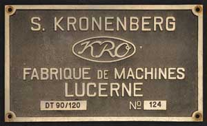 Fabrikschild S. Kronenberg, Lucerne: Fabriknummer: 124, Baujahr: 1952. Messingguss, rechteckig, verchromt. Riffelgrund mit Rand. BxH= 220 x 130 mm. Das Schild in franzsisch stammt von einem 2-achsigen 100 PS Rangiertraktor (Kf) der Direktion der Eidgenssischen Bauten Bern (BTA) Nr. 5. + 2005.