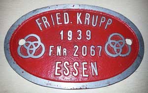 Fabrikschild Krupp, Fabriknummer: 2067, Baujahr: 1939, Aluminiumguss oval, Riffelgrund mit Rand (GAlmR). Das Schild ist ein Aw-Mnchen-Freimann Ersatzschild fr die DB 50 201