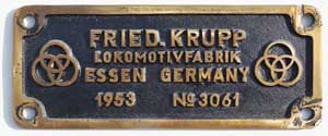 Fabrikschild Krupp, Essen. Fabriknummer: 3061, Baujahr: 1953, Messingguss rechteckig, Riffelgrund mit Rand (GMsmR). Das Schild ist von einer Dh+6T, 1067 mm, der SAR (South African Railways), Johannesburg, Lok 3796. BxH = 225 x 100 mm