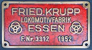 Fabrikschild Friedrich KRUPP, Essen. Fabriknummer: 3312, Baujahr: 1952. Messingguss rechteckig, feiner Riffelgrund mit Rand. BxH =&nbsp;350 x 190 mm. Das Fabrikschild ist von der PNKA D52.88. (Indonesische Staatsbahn Perusahaan Negara Kereta Api) Ein sehr sch�nes Fabrikschild ab Lok.