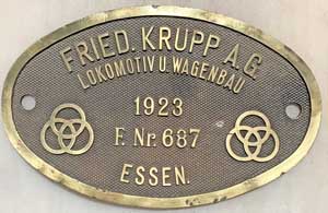 Fabrikschild Krupp A.G., Essen: Fabriknummer: 687, Baujahr: 1923. Messingguss, oval, Riffelgrund mit Rand. BxH = 211 x 133 mm. Das Schild ist von der DRG 93 1081.