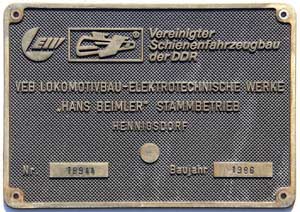 Fabrikschild LEW, Hennigsdorf. Fabriknummer: 18944, Baujahr: 1986. Aluminiumguss rechteckig, Riffelgrund mit Rand. Das Schild ist von der DRo 243 195/ DB-AG 143 195-6. BxH = 300 x 212 mm.